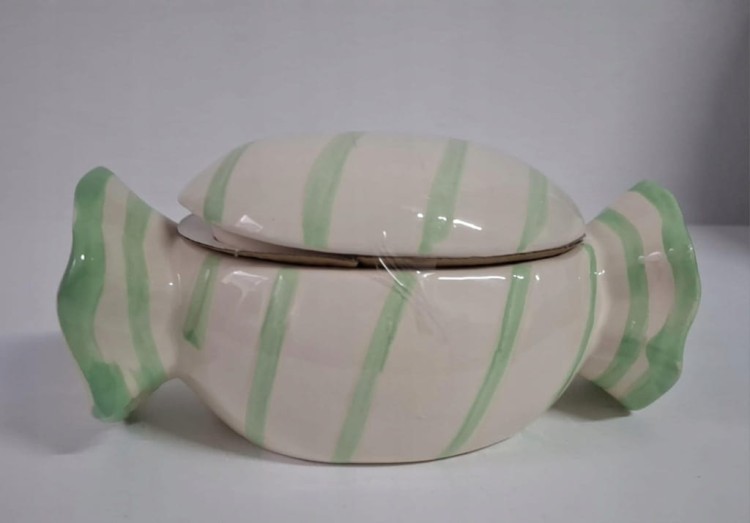 Ceramiczny pojemnik w kształcie landrynki, zielono-białe paski, 19x11x9 cm