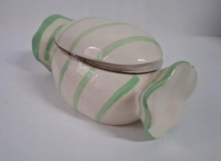 Ceramiczny pojemnik w kształcie landrynki, zielono-białe paski, 19x11x9 cm