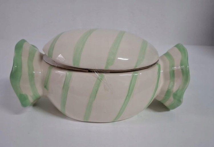 Ceramiczny pojemnik w kształcie landrynki, zielono-białe paski, 19x11x9 cm