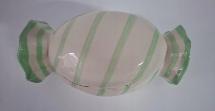 Ceramiczny pojemnik w kształcie landrynki, zielono-białe paski, 19x11x9 cm